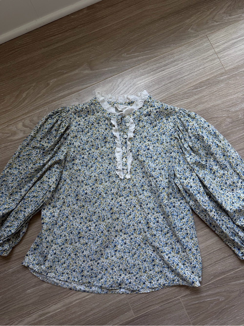 Hyacinth House Women’s 100% Cotton Blue and White Ruffle Floral Blouse Sz M